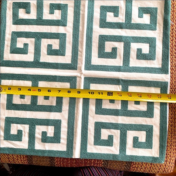 Fancy Queen Modern Embroidered Throw Pillow Covers Set of 4 17.5” x 17.5” New - Picture 9 of 15